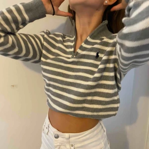  - Asnice tröja från ralph lauren som passar till det mesta
