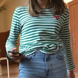  - Säljer en äkta cdg tröja i storlek m💕💞 tröjan har ett pyttelitet hål som är endast några mm stort så därav det rätt så billiga priset, men hålet går lätt att sy ihop! Hör av dig för fler bilder eller frågor❤️