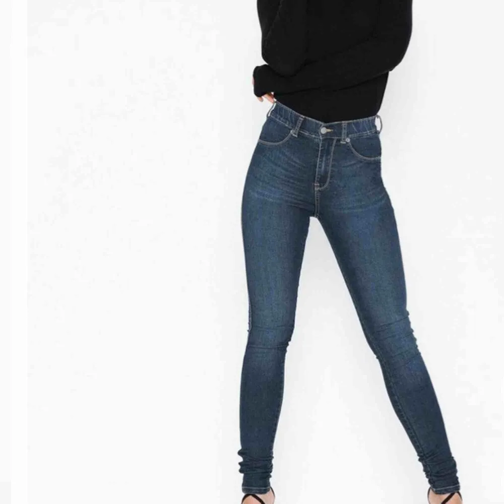 Jätte bekväma jeans från märket Dr Denim som tyvärr är för små för mig. Använda 2 gånger så i nyskick. Nypriset är 500 kr, säljer mina för endast 150 kr!! (Bilderna är lånade från Nelly.com men egna bilder går sjävklart att få vid förfrågan.) ❤️. Jeans & Byxor.