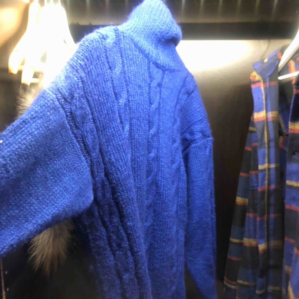 Säljer nu min Suuuper snygg blå stickad tröja!! Den har den ideala oversized passformen och mjukt kvalite. Den går över rumpan på mig som är 167! 🌟🌟 💕. Stickat.
