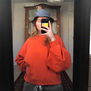  - Säljer longsleeve med coola detaljer på ärmarna från H&M. Tröjan är oanvänd och i väldigt bra skick. Frakt tillkommer!