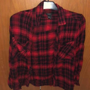  - Röd/svart skjorta. Använd 1 gång. Bra skick. 