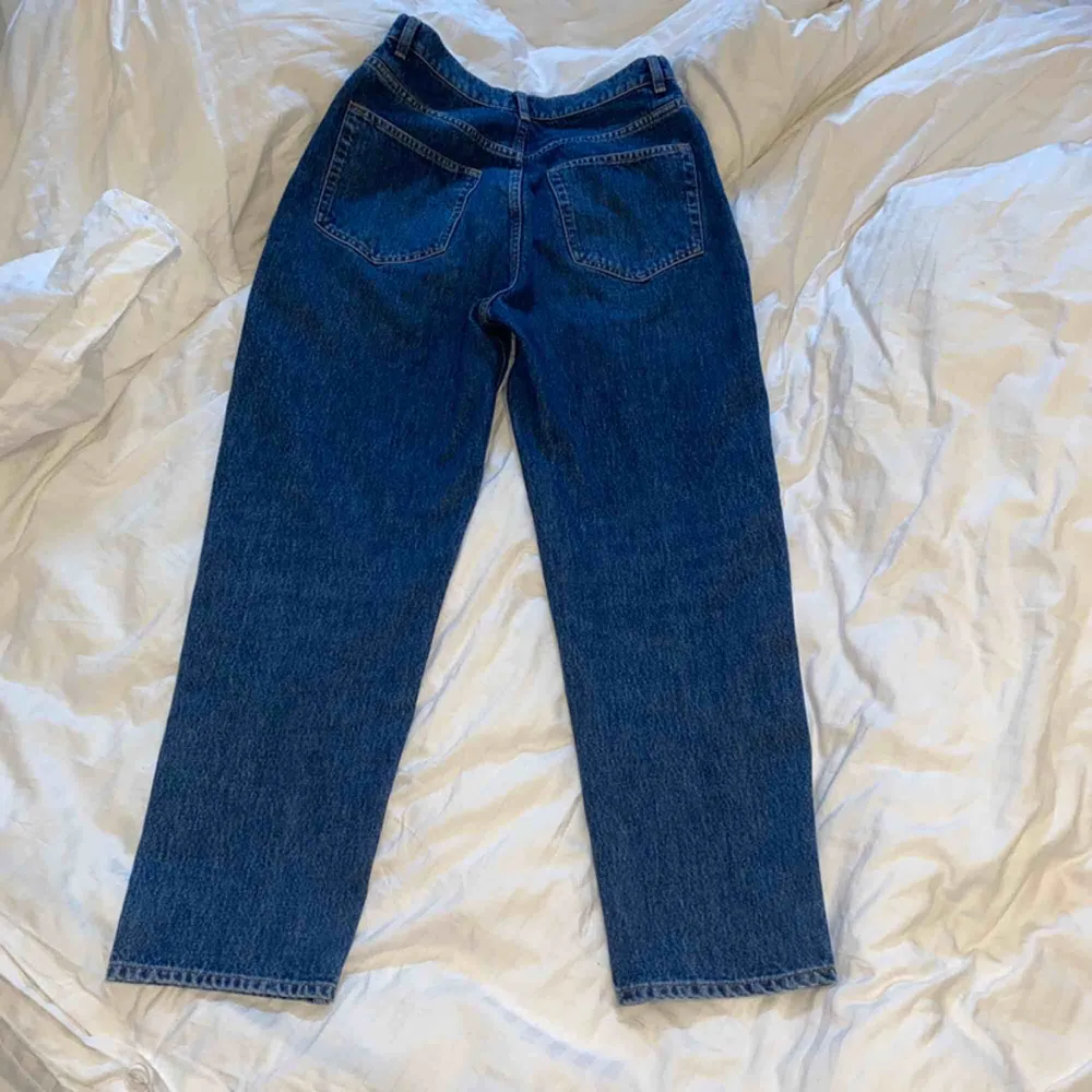 Raka / mom jeans från ”& other stories”! JÄTTEBRA kvalité och skick. Lappen där bak är bortriven (bild 3) men det syns ju inte. Säljer då det är för stora för mig 😩 Storleken är W28, passar en Small / liten medium. Jeans & Byxor.