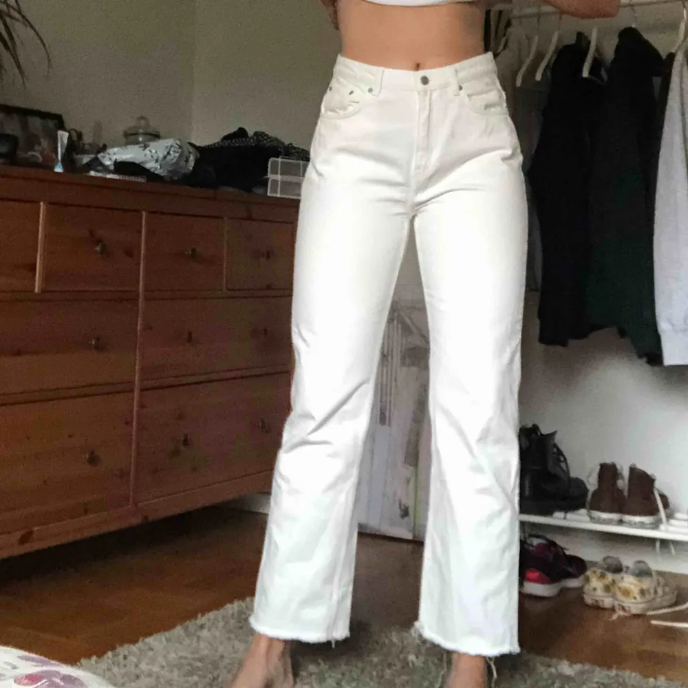 Jättefina vita jeans från weekday i modellen voyage. Storlek W30 L30, rätt stora i midjan! Köparen står för frakt✨. Jeans & Byxor.
