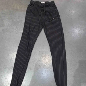  - Ett par svarta kostymbyxor med vita smala ränder, knappt använda. Köptes i somras. Passar från xs till m. Köparen står för frakt