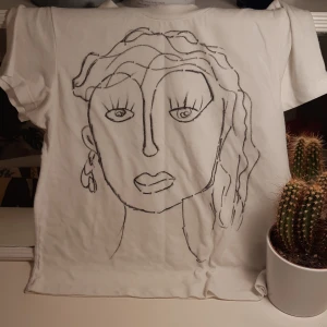 Tshirt med lineart - Vit t-shirt i storlek S som jag har ritat på med textilpenna. 