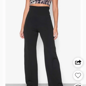  - Ett par jättesköna byxor från bohoo! Jätte sköna och riktigt fin pass form över rumpan och midjan! Aldrig andvända och prislappen finns kvar! Kontakta mig för fler bilder🥰