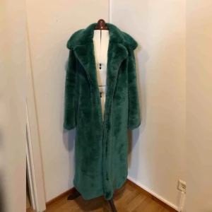  - Fantastiskt vacker fuskpäls i smaragdgrönt från Ivyrevel. Nypris 1999. Tyvärr har jag aldrig använt den och därför hoppas jag den blir en favorit hos någon annan! 