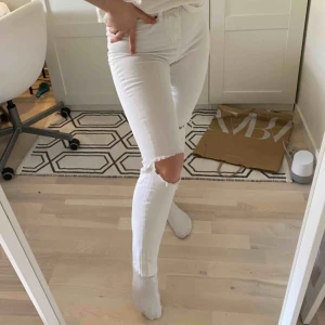  - Vita Jens med egna klippta hål! Köpta på Nelly! Dom sitter väldigt fint! Använda runt 5 gånger INGA fläckar eller slitningar  Lägg gärna egna bud vill bli av med dom💞💞