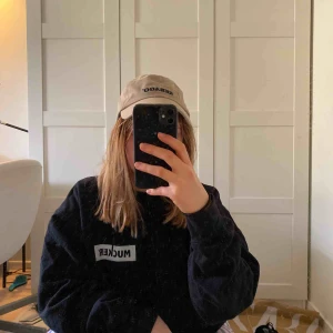  - Väldigt snygg collegetröja den är oversized. Storlek står ej men jag är vanliga fall en S och ni ser ju på mig hur den sitter! Använd ngn enstaka gång. Nypris ligger runt 600-700💞