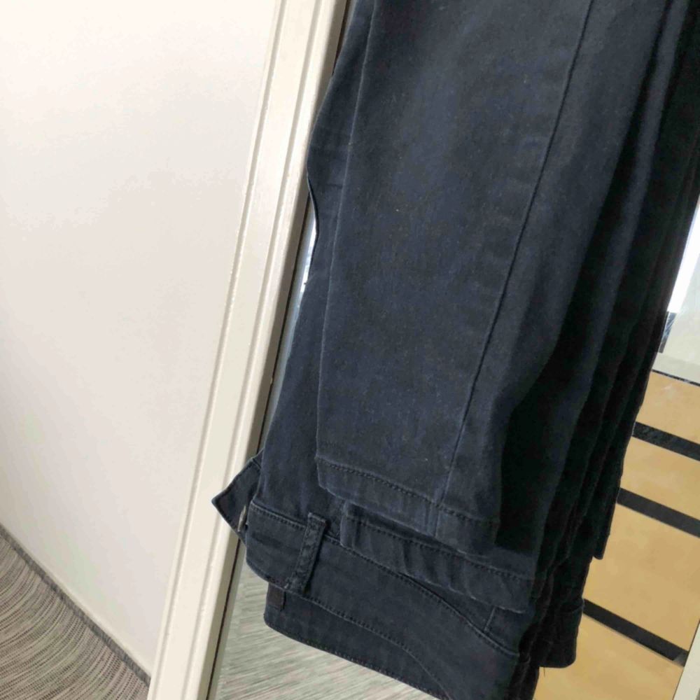 Svarta high waist skinny ankle byxor/jeans i storlek S. Dock är defekten att de är missfärgat. Använt några gånger. Kontakta för fler bilder och frågor! Frakt förekommer. . Jeans & Byxor.