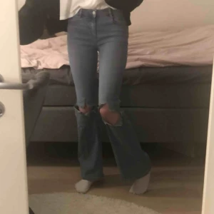  - Ett par bootcut jeans med hål 🤟🏼💕 Man ser färgen bäst på andra bilden. Mina favvojeans men kommer tyvärr väldigt sällan till användning! 💫😺👄👄