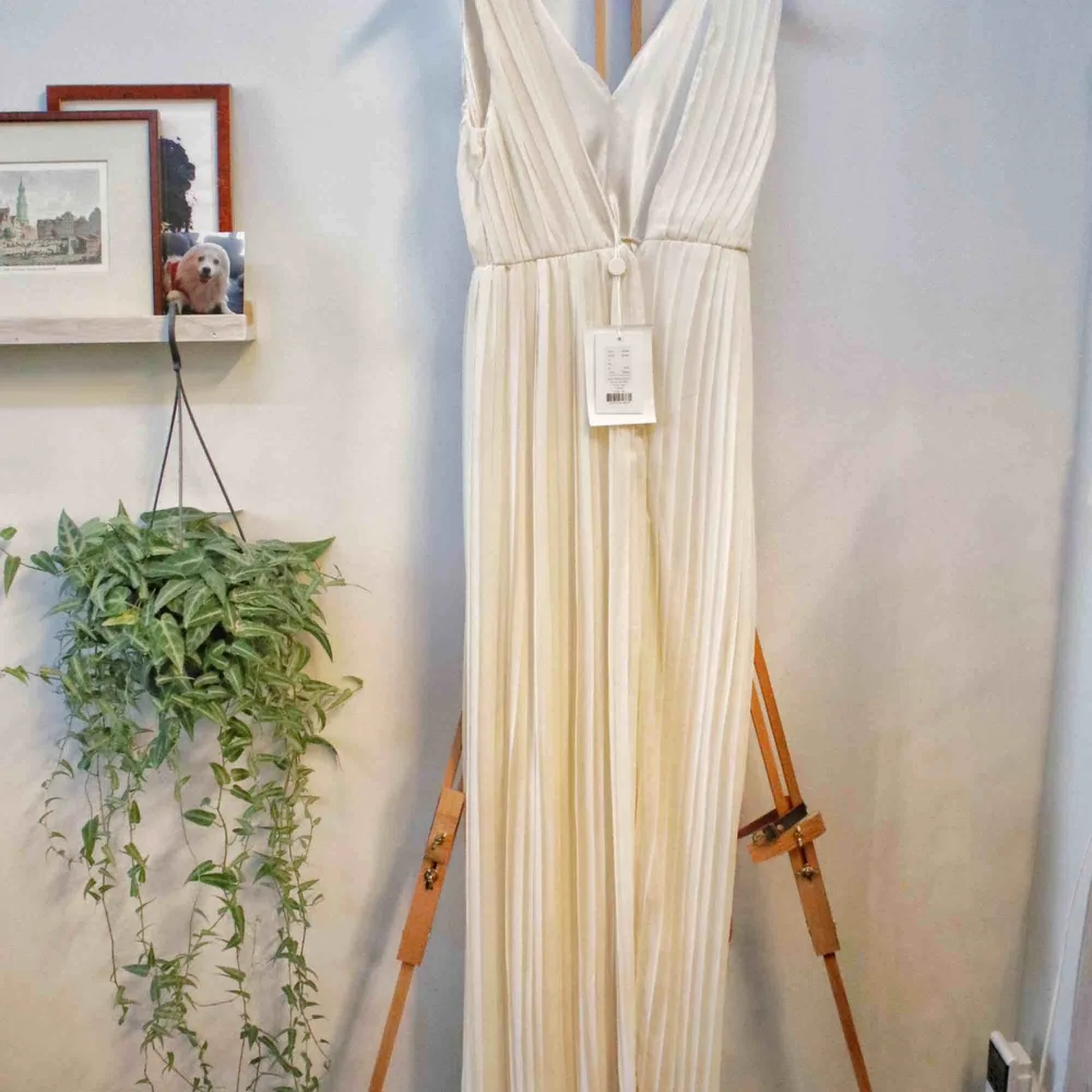 Säljer denna fina långklänning från märket Rut&Circle. I storlek 38 med prislappen på 400kr kvar. I en väldigt vacker äggskals-vit. Kan mötas i Borås eller Kungsbacka eller posta klänningen. . Klänningar.