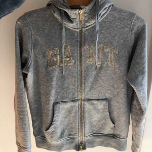  - Grå gant hoodie strl x small. Använd 3-4 gånger. 