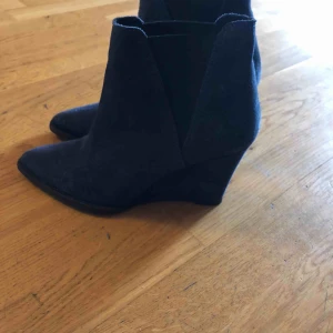  - Snygga endast använda en gång , mörkblå mockaboots med kilklack 