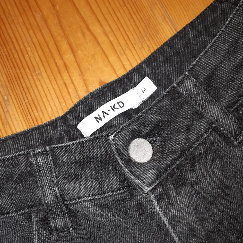 Svarta/svartgråa högmidjade mom-jeans från NA-KD. De sitter superfint men säljer dem då jag har växt ur dem. De är i jeansmaterial, det vill säga inte stretchigt material. Vi kan antingen mötas upp i hbg eller fraktar jag dem. . Jeans & Byxor.
