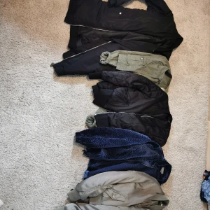 Jackor till billigt pris - Säljer dessa jackor, många bombers och mycket grönt/svart/beige för 10 kr st, 50 kr för 5 st etc. Mycket fint skick, passar bara inte mig/min stil längre 🌟
