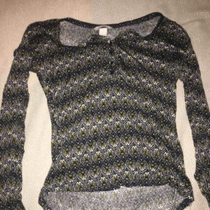  - Mjuk, mönstrad, långärmad tröja från hm som har några knappar längst uppe vid brösten