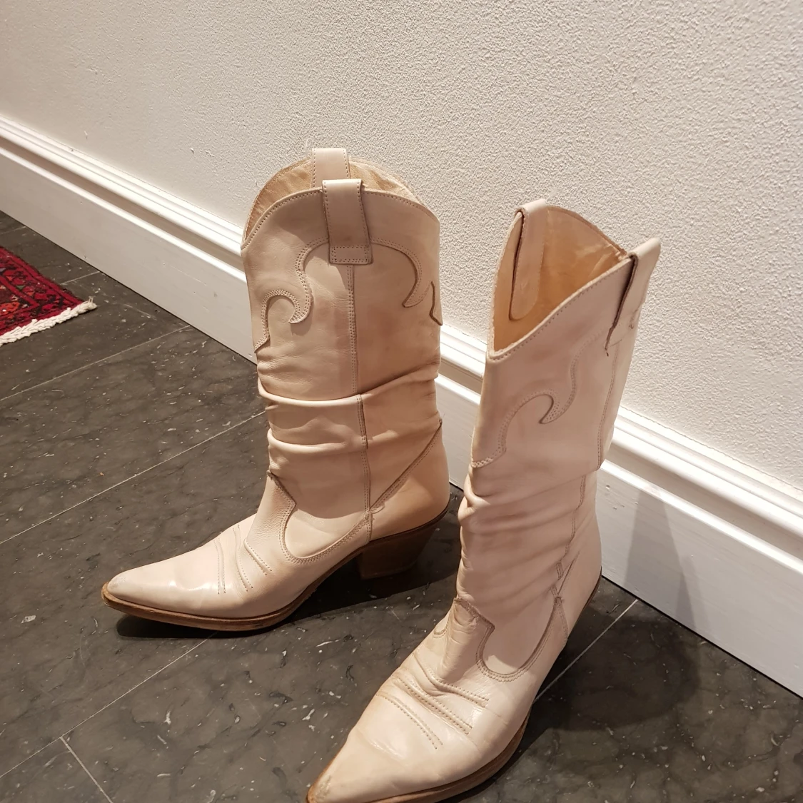 Ljust beige skinnstövlar, 36