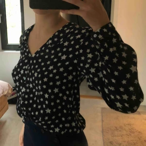  - Söt topp/skjorta med stjärnor på, storlek S och kommer från Zara. Skönt material och är i fint skick😚