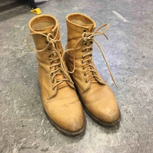  - I skon står det: Made in U.S.A  Size 9D   Storlek 9 motsvara 40 