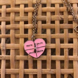 Halsband från skinnydip - Roligt halsband från skinnydip. Pilen går alltså att snurra på, truth or shots! Fri frakt!