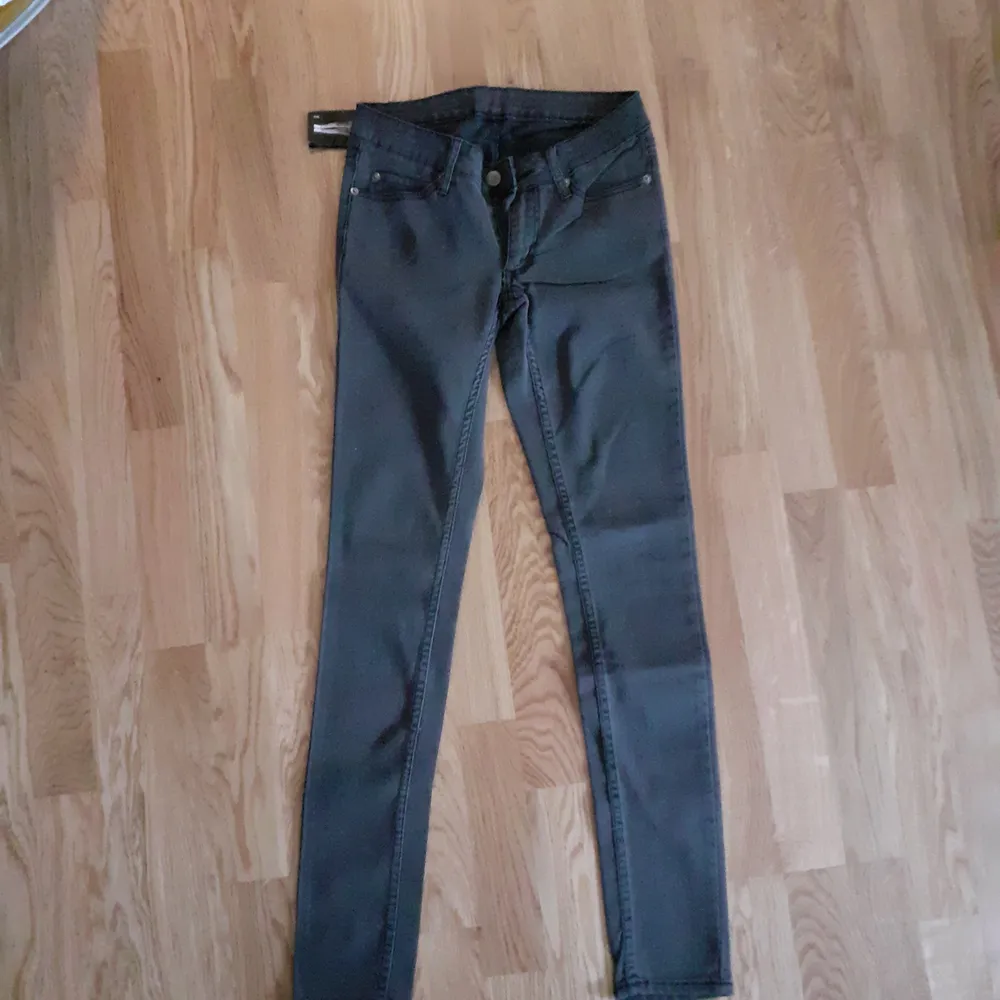 Oanvända cheep monday jeans i skinny modell. Pris 130 sek lapparna sitter kvar så oanvända endast prövade.. Jeans & Byxor.