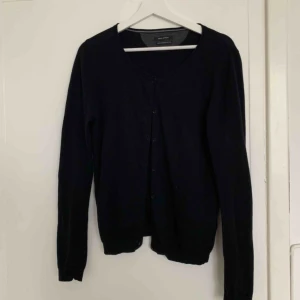  - Kofta från Marco Polo i jätte skönt material. Rätt liten i storleken skulle säga S men passar M