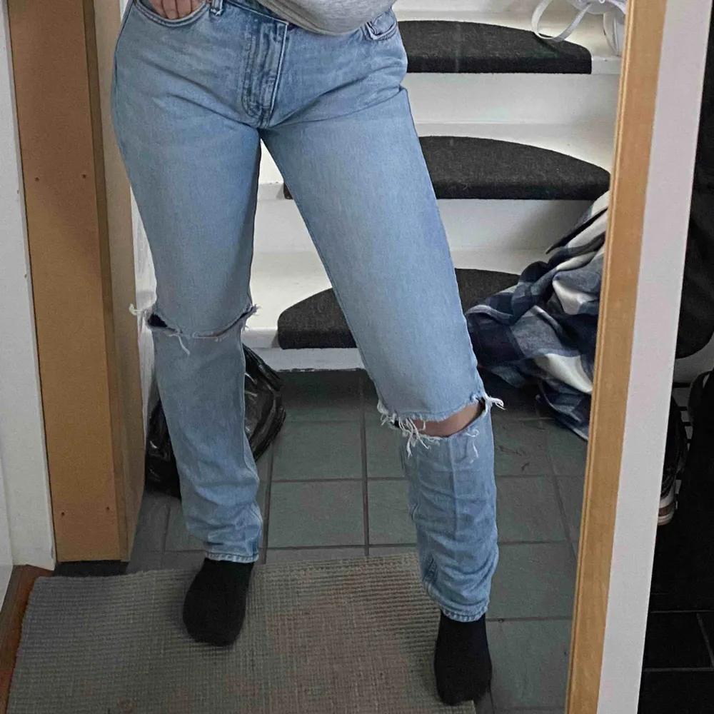 Långa blå Weekday jeans med hål, liknar de jeansen från zara som blivit ganska populära. Säljer då jag inte får användning av dom längre men de är i bra skick!. Jeans & Byxor.