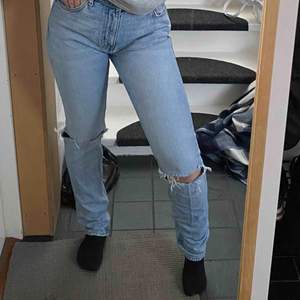 Långa blå Weekday jeans med hål, liknar de jeansen från zara som blivit ganska populära. Säljer då jag inte får användning av dom längre men de är i bra skick!