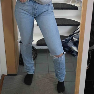  - Långa blå Weekday jeans med hål, liknar de jeansen från zara som blivit ganska populära. Säljer då jag inte får användning av dom längre men de är i bra skick!