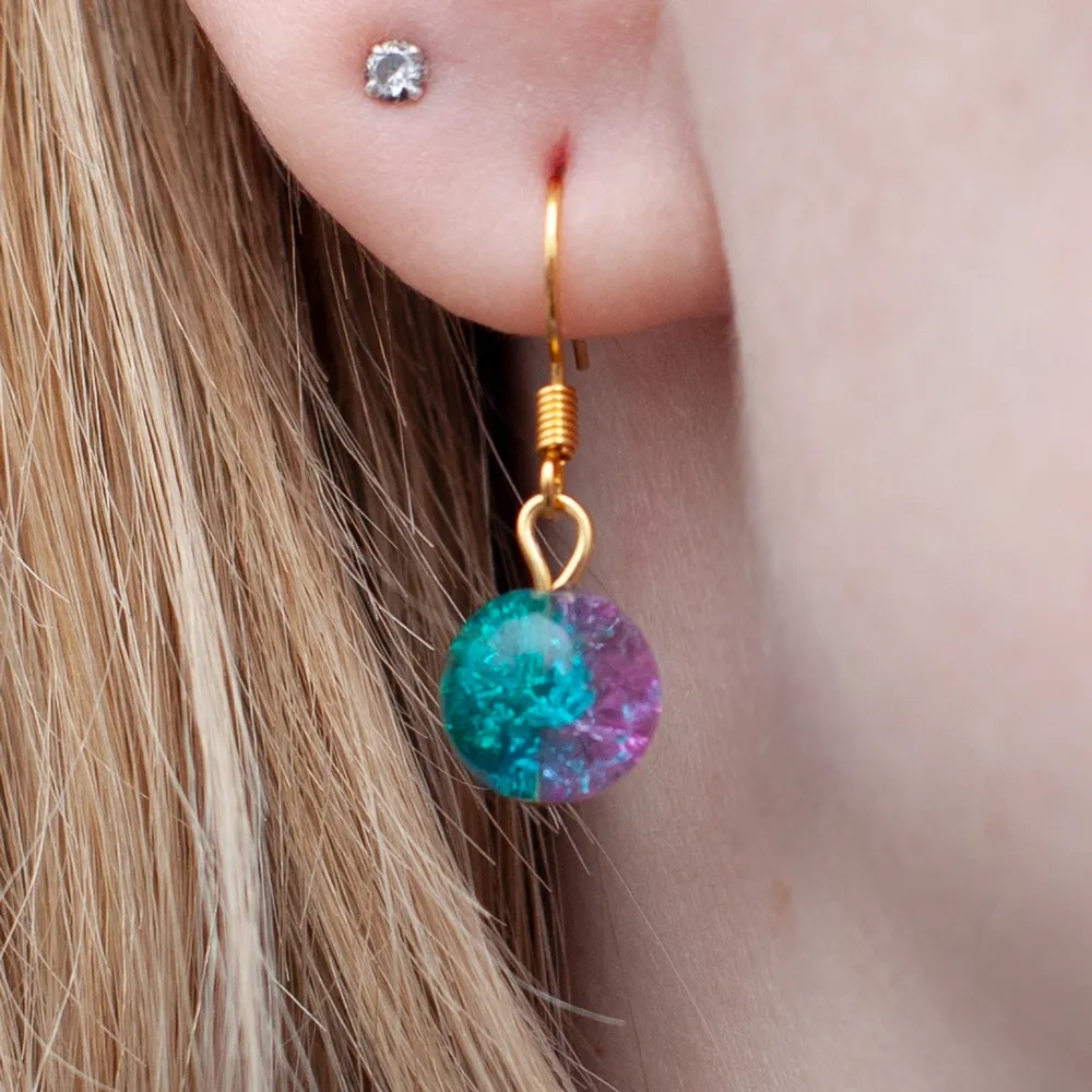 Guldfärgade örhängen med flerfärgade glaspärlor, nickelfria. 11:- i frakt, Fri frakt vid köp över 100:-. Accessoarer.