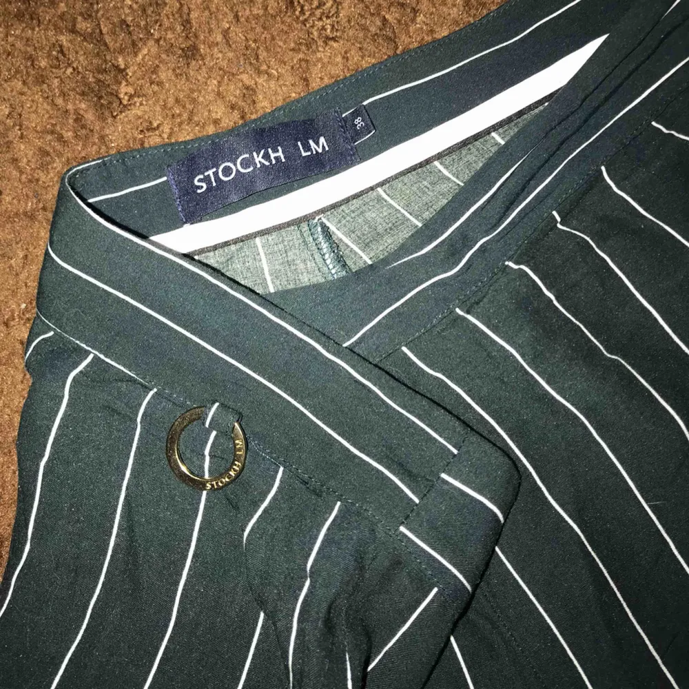 Ett par kostymbyxor från STOCKH LM, dem är mörkgröna och jätte snygga måste jag säga, säljer dem pga att det inte kommer till användning :( skriv för intresse 🤩. Jeans & Byxor.
