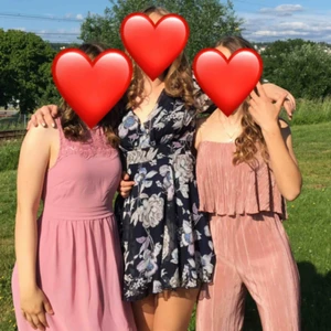 klänning - Säljer min klänning som jag hade på avslutningen i nian! Det är alltså klänningen i mitten (den mörkblåa)! nyskick, använd EN gång!!!!!! frakten ingår🥰🥰🥰 