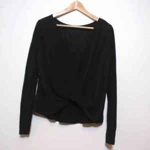  - 🔹 Bikbok tröja i strl M, använd, kan användas på två olika sätt. 🔹 Hämtas upp i Vasastan. 🔹 Tar endast Swish. 🔹 Om den behöver skickas betalar köparen frakten. 🔹 Endast seriösa köpare.