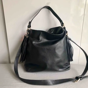 Väska ZARA - Snygg väska från ZARA som man kan ha hängandes på axeln samt på armen. Bra skick! Köparen betalar för frakten. 