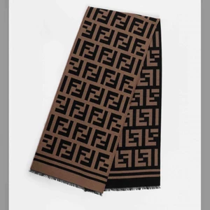 Äkta fendi halsduk - Äkta fendi halsduk köpt på Vestiaire Collective. Superfin och perfekt för hösten🥰🥰 ni får gärna ha budgivningen i kommentarerna 