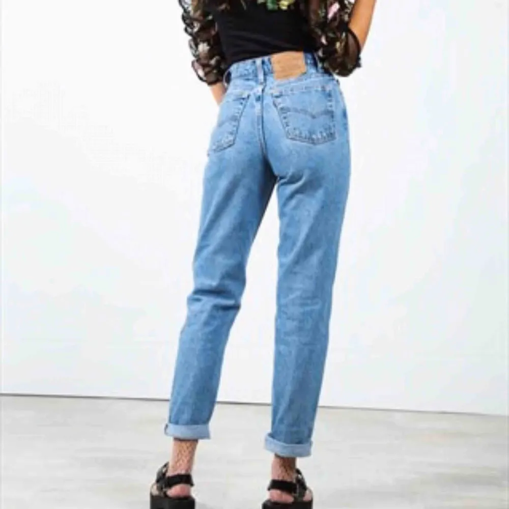 Vintage Levi’s Jeans från ASOS Marketplace.  Storlek w25💖 Säljer pga att de va för små://  (Bilderna är lånade från hemsidan på byxorna) Frakt ingår i priset!. Jeans & Byxor.