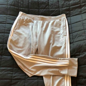  - (Köpta på JD sports i Kista Galleria)  NYPRIS: 599 Grå Adidasbyxor med vita streck, funkar för killar samt tjejer👥 knappt använda, köpare står för frakt 🚚, jag ansvarar INTE för postens slarv📬