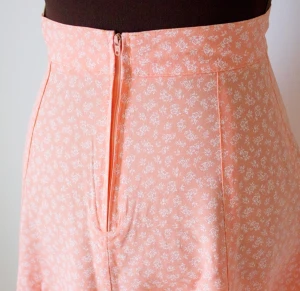 - Somrig kjol köpt i vintagebutik. Faller snyggt, klockat. Bra skick! Obs: liten midja, ca 65 cm.