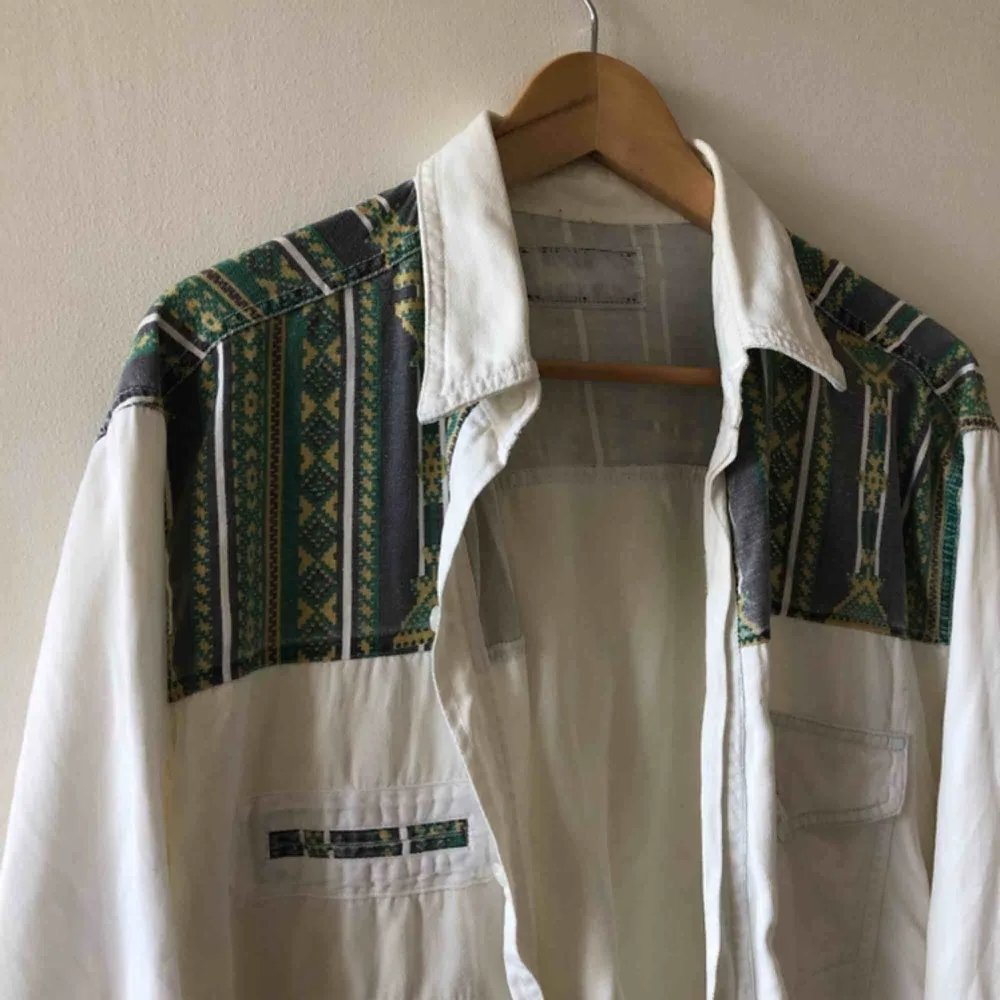 Vintage från 90-talet - Lapp med storlek urtvättad men sitter som stor large eller liten XL . Skjortor.