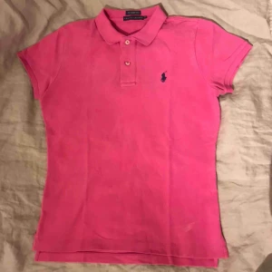  - En rosa polo från Ralph Lauren, fin passform, felfri! Passar en S/M. Säljer eftersom jag inte använder den. Frakt tillkommer - om du inte kan mötas upp i centrala Stockholm. 