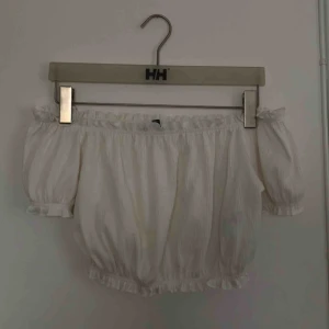  - Helt oanvänd off-shoudertröja från H&M. Jättefin👍🏽