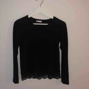  - Svart långärmad med fina detaljer!