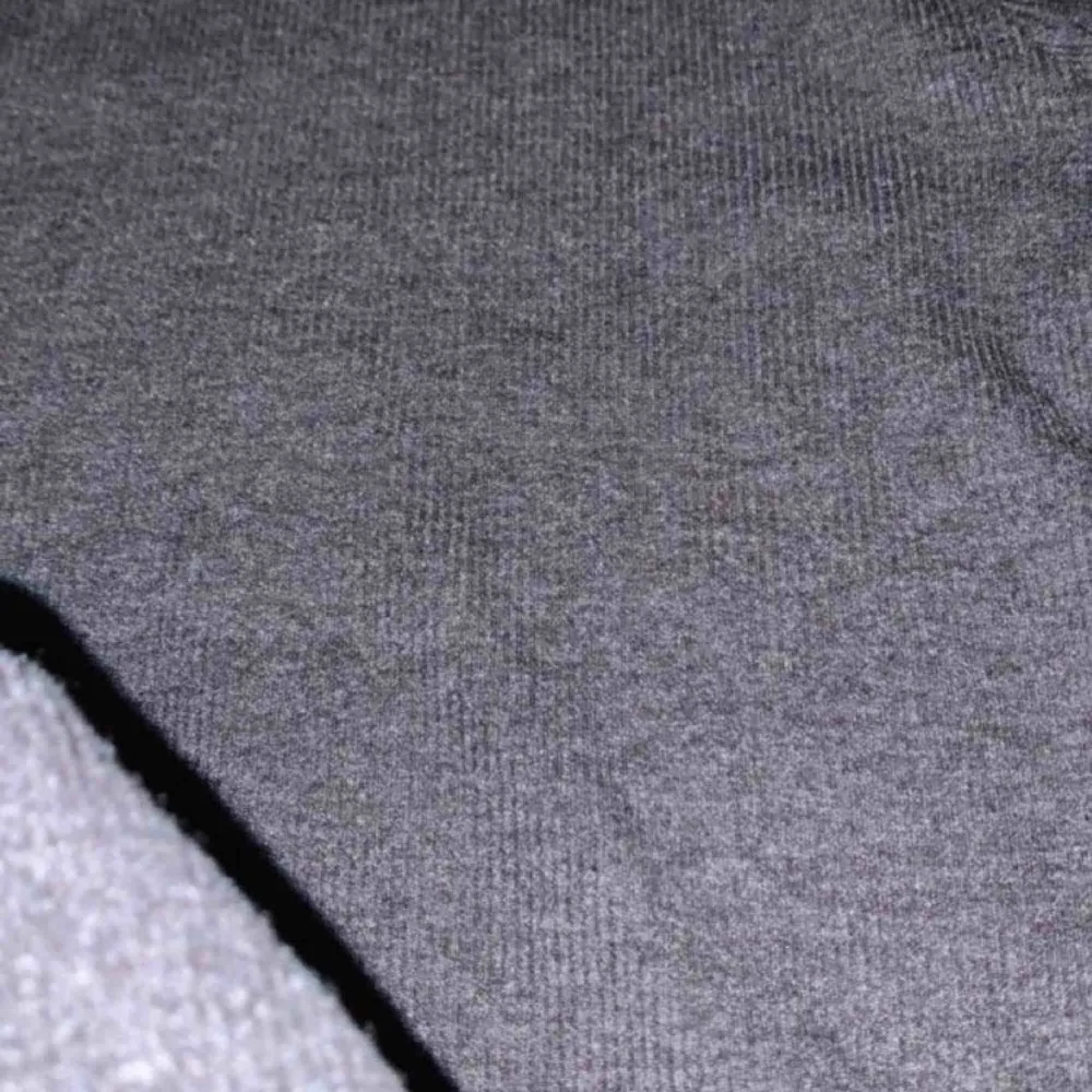 Väldigt fin lite grå polo t-shirt från Hm. Nyskick då den aldrig kommer till användning. Väldigt skönt lite ribbat material. 💞💞 Frakt tillkommer . Toppar.