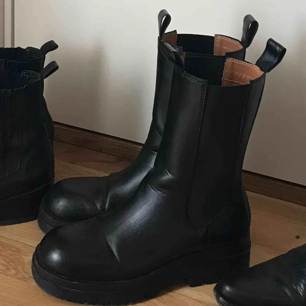 Sååå snygga boots med högt skaft! Storlek 38. Säljer pga att dom är för små för mig 😭😭😭 . Skor.