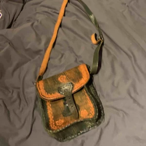  - SÅ FIN handgjord väska från chile. aldrig använd! i läder. 