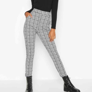  - 1 par byxor från Boohoo. Oanvända, inget fel på dom men de var inte riktigt min stil. Skickar bilder vid intresse. Kan mötas upp och skickas men du står för frakt.