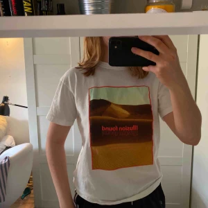  - Snygg T-shirt från pull and bear storlek S sitter lite overaized som ni ser på bilden! Använd runt 3 gånger💞💞 