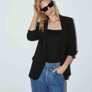  - Supertrendig kavaj från zara. Uppkavlade armar. Säljs som ny 879kr i butik just nu. Som ny. 